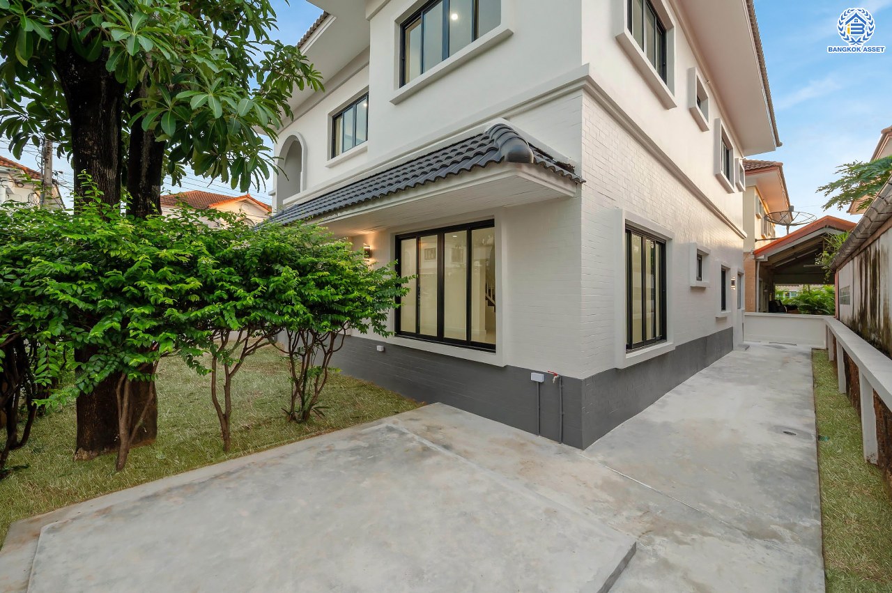 บ้านเดี่ยวมือสอง ตกแต่งใหม่ โครงการ ศศิธร บางบอน3 รองรับทุกความสุข เนื้อที่ 65.3 ตร.ว. ฟังก์ชัน 3 ห้องนอน 3 ห้องน้ำ 1 ห้องอเนกประสงค์ จอดรถได้ 2 คัน บนทำเลเดินทางสะดวก ใกล้รถไฟฟ้าสายสีน้ำเงิน "สถานีหลักสอง" และจุดขึ้นทางด่วน "พระราม2" และ The Mall บางแค